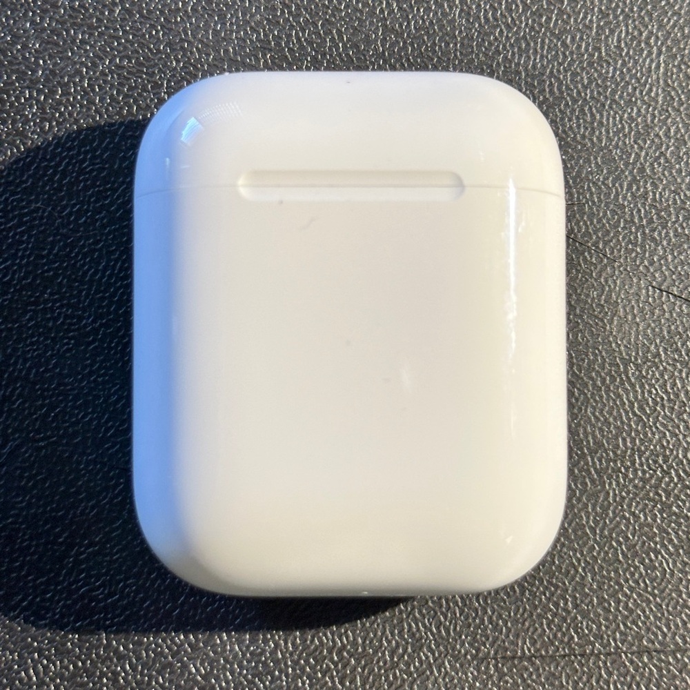 *Like NEW* Apple AirPods 2nd Gen